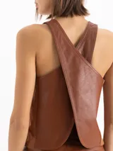 Top de cuero marrón con cuello redondo y diseño sin mangas.