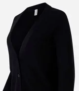 Cardigan corto de punto color marrón, con cuello en V, manga larga y cierre frontal con botones. Presenta puños y bajo acanalados.