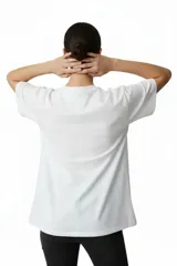 Remera negra de algodón de corte ancho y corto, con mangas cortas y cuello redondo a la base.
