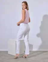 Pantalón blanco de corte slim, con pretina con pasadores, botón y cierre. Tiene tres bolsillos delanteros y dos bolsillos ojal en la parte trasera.