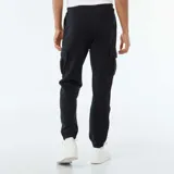 Pantalón de chándal negro con bolsillos cargo laterales y cintura ajustable con cordón.