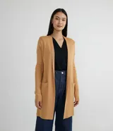 Cardigan largo de punto color camel, con mangas largas y bolsillos delanteros.