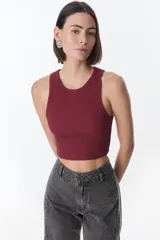 Musculosa corta color bordó, de algodón acanalado, con cuello redondo y sisas anchas.