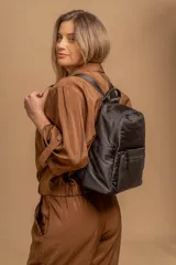 Mochila urbana de diseño combinado, confeccionada en tela resistente con bolsillo frontal y detalles en cuero sintético. Cuenta con compartimento principal con cierre y correas ajustables.