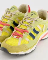 Championes retro runner Coolway modelo 2003 Neon Pulse, con diseño multicolor que combina amarillo, verde lima, detalles en azul marino y acentos en rosa. Confeccionados con un mix de texturas que incluye malla y paneles superpuestos con refuerzos.