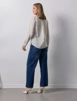 Camisa blanca a rayas verticales, marca Alex & Jordan. Tiene cuello con solapa, abertura central con botones y bolsillo aplicado en el pecho.