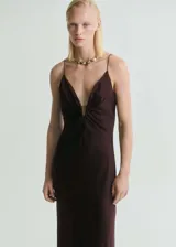 Vestido largo de satén color marrón chocolate, con tirantes finos, escote en pico profundo con detalle fruncido central y diseño recto.