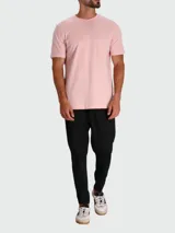Remera de punto de algodón en color gris oscuro, con cuello redondo, mangas cortas y logo de la marca bordado discretamente en el pecho.