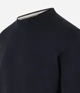 Suéter masculino de tejido de punto pesado, color negro, con cuello redondo y mangas largas con puños acanalados. Presenta un diseño liso con barra ajustada en la cintura.
