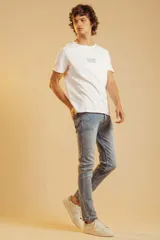 Remera blanca de manga corta con pequeño estampado tipográfico en el pecho, corte clásico.