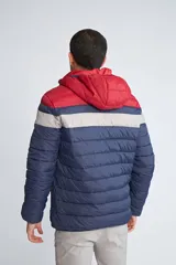 Campera puffer con capucha, diseño tricolor en azul marino, gris y rojo. Cuenta con cierre frontal, bolsillos laterales y logo de la marca estampado en el pecho.