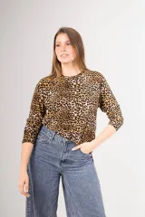 Remerón de seda fría con estampado animal print.
