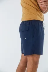 Short de baño liso con cintura elástica y cordón de ajuste. Cuenta con dos bolsillos laterales, un bolsillo posterior y un aplique de logo en goma en la pierna.