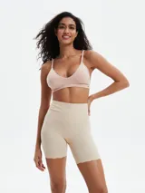 Short de compresión color beige, de talle alto y diseño sin costuras con terminaciones onduladas.