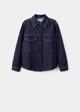 Camisa de jean de algodón con cuello camisero, cierre frontal de botones ocultos, mangas largas con puños abotonados y dos bolsillos delanteros con solapa.