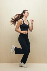 Calza deportiva de tiro alto con corte oxford o flare, ajustada en cadera y muslos con apertura suave desde la rodilla. Confeccionada en tejido elástico con elastano para mayor libertad de movimiento.