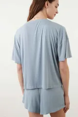 Remera gris melange de manga corta con tejido rib y corte holgado.
