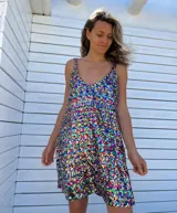 Vestido corto con breteles finos y escote en V, cubierto de lentejuelas multicolor.