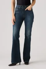 Jeans de tiro alto con corte acampanado, confeccionados en denim azul oscuro con efecto de lavado localizado. Presentan cierre de cremallera y botón, con bolsillos laterales y traseros.