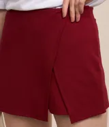 Short pollera color bordó de punto roma con frente cruzado.