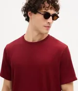 Remera masculina de manga corta y cuello redondo, confeccionada en tejido de media malla con textura vertical.