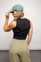 Gorro de béisbol color lila con visera curva y diseño liso.