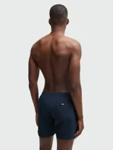 Short de baño para hombre color azul marino, con cintura elástica y cordón ajustable. Presenta un corte clásico y bolsillos laterales.