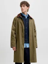 Campera larga de corte clásico, color verde oliva, con cuello de pana en contraste color marrón y cierre frontal de botones. Presenta un diseño funcional con bolsillos laterales integrados y estructura resistente.