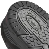 Championes adidas modelo ADI2000 de estilo urbano, color negro, con diseño de capas superpuestas en gamuza y material sintético, y suela de goma robusta.