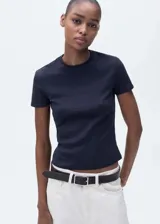 Remera azul marino de algodón con cuello redondo y corte entallado.