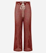 Pantalón de playa de crochet color ladrillo, con corte acampanado y cintura ajustable con cordón blanco.