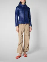 Campera acolchada ultraligera color azul marino, con capucha y cierre frontal de cremallera. Confeccionada con relleno sintético, es transpirable y resistente al viento y la humedad.