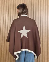 Ruana tejida de algodón en color marrón con detalles en off-white, destacando un diseño de estrella grande en la espalda y bordes en contraste.