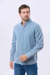 Camisa de manga larga color gris oscuro, con efecto lavado, cuello camisero con botones y cierre frontal abotonado.