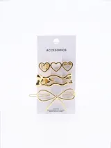 Set de tres broches para el pelo en color dorado. Incluye un broche con tres corazones calados, un broche con diseño ondulado y un broche con forma de lazo.