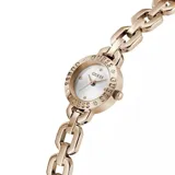 Reloj analógico Guess modelo Siren con caja y malla tipo brazalete de acero inoxidable en tono oro rosa. La esfera de 22 mm presenta un acabado sunray en color blanco con detalles de cristales incrustados en el bisel y el logo de la marca grabado.