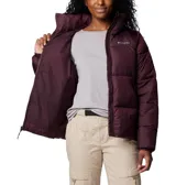 Campera tipo puffer Columbia, color bordó, con cierre frontal completo, cuello alto con protector de mentón, bolsillos laterales con cremallera y puños elásticos. Cuenta con aislamiento térmico sintético y tejido impermeable.
