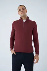 Buzo de hombre color bordó, con medio cierre frontal, cuello alto y logo estampado en el pecho. De corte regular y manga larga.
