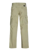 Pantalón cargo de corte amplio y tiro medio, confeccionado en tejido de sarga resistente. Presenta bolsillos laterales tipo cargo, bolsillos delanteros y traseros, con cierre de cremallera.