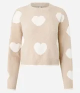 Suéter de punto con cuello redondo y sisa desplazada, de corte corto y ajuste slim. Presenta un diseño estampado con corazones en contraste sobre fondo beige.