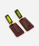 Aros colgantes de metal con diseño geométrico rectangular, compuestos por una piedra superior verde y una piedra inferior marrón más grande, ambas facetadas y con fijación por garras.