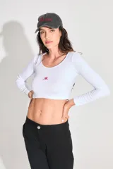 Gorra de gabardina negra con efecto lavado vintage, logo bordado en rojo en el frente y corazón bordado en la parte trasera.