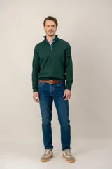 Sweater de lana merino con cuello alto y cierre frontal parcial, de diseño clásico y ajuste regular.