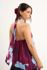 Vestido largo sin mangas, con escote halter y abertura en el pecho, corte holgado y diseño combinado de estampa abstracta floral en la parte superior y rayas verticales traslúcidas en la falda.