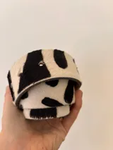 Cinto de cuero marrón con hebilla metálica plateada y doble pasador.