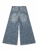 Jean de tiro medio y corte ancho en las piernas, color gris oscuro, con diseño de cinco bolsillos y presillas para cinturón.