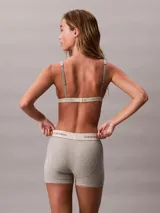 Shorts tipo boxer color gris jaspeado, con cintura elástica ancha con logo de la marca.