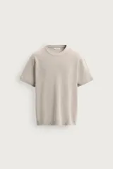 Camiseta regular fit de punto tejido en hilatura de algodón, color beige, con cuello redondo, manga corta y acabados en rib.