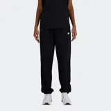 Pantalón de jogging negro con ajuste holgado, bolsillos laterales y logo de la marca bordado en la pierna izquierda. Cuenta con cintura elástica y puños acanalados en los tobillos.