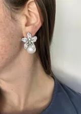 Aros colgantes con forma de flor, con circonitas engarzadas en plata 925 y perla colgante.